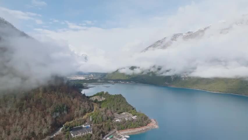 航拍雪后的西藏林芝巴松措云雾缭绕