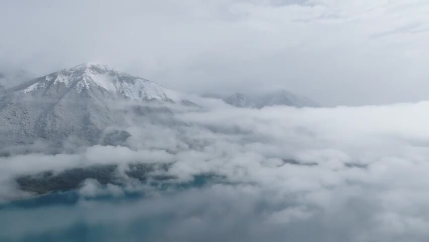 航拍雪后的西藏林芝巴松措云雾缭绕