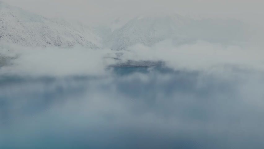 航拍雪后的西藏林芝巴松措云雾缭绕