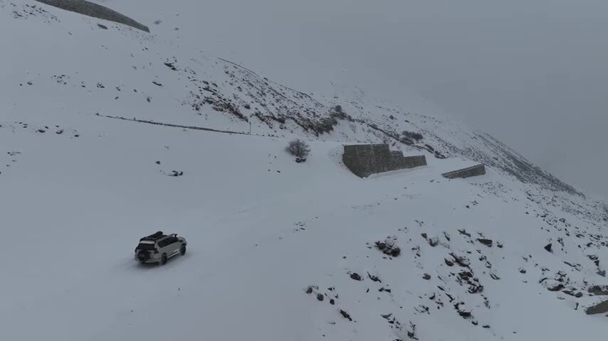 丙察察雪地行驶的越野车
