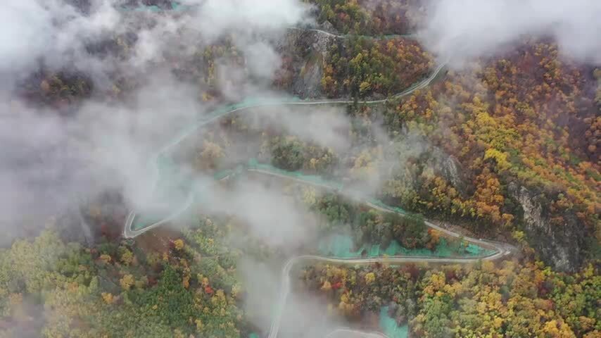 4K航拍秋天云海秋景秋色