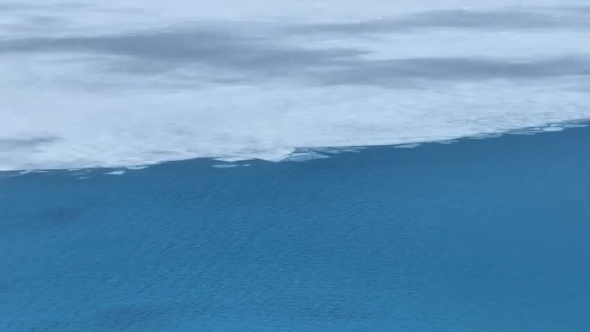 航拍新藏线上龙木错结冰的湖面