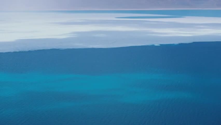 航拍新藏线上龙木错结冰的湖面