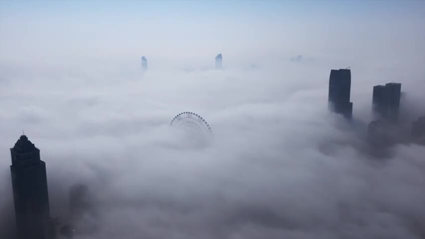 云海中的南昌之星摩天轮