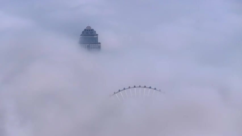 云海中的南昌之星摩天轮
