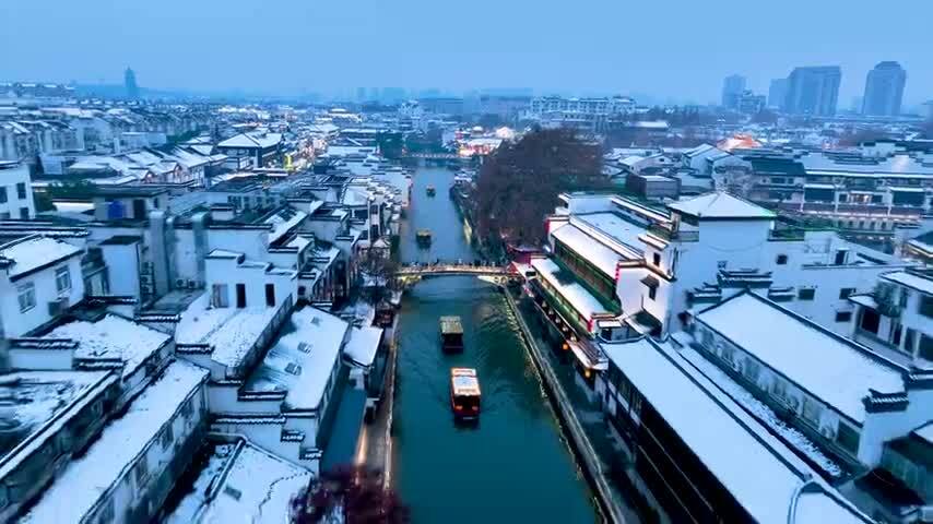 冬天南京夫子庙秦淮河的雪景夜景航拍风光