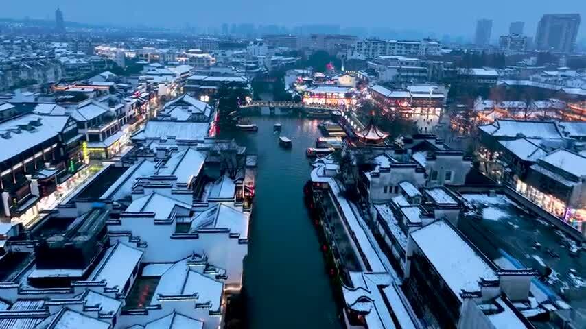 冬天南京夫子庙秦淮河的雪景夜景航拍风光