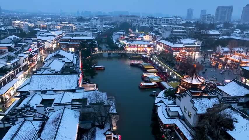 冬天南京夫子庙秦淮河的雪景夜景航拍风光