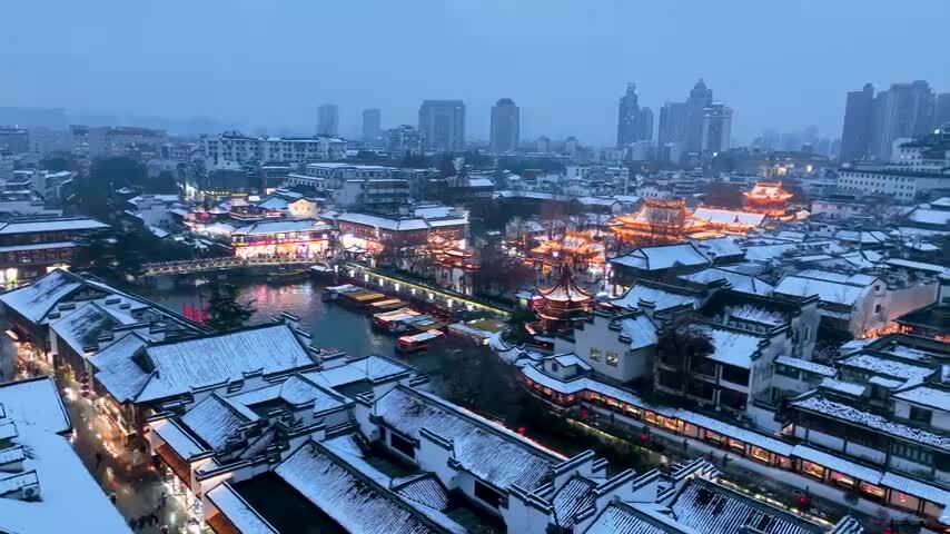 冬天南京夫子庙秦淮河的雪景夜景航拍风光