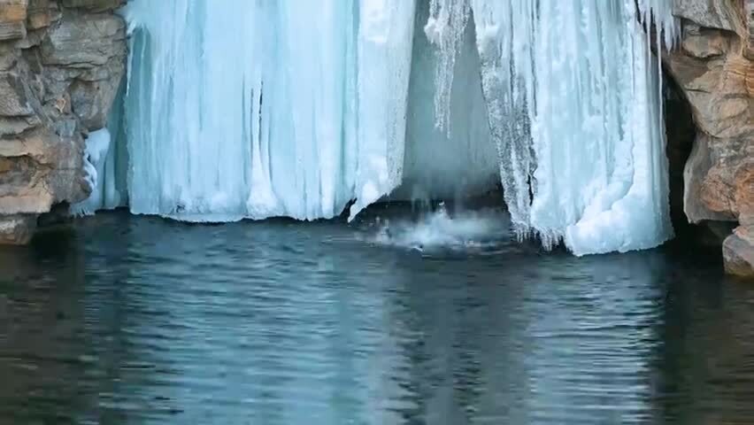 冬季湖面瀑布结冰与泉水