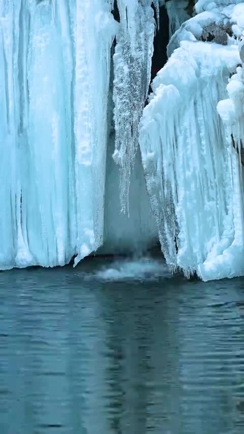 冬季湖面瀑布结冰与泉水