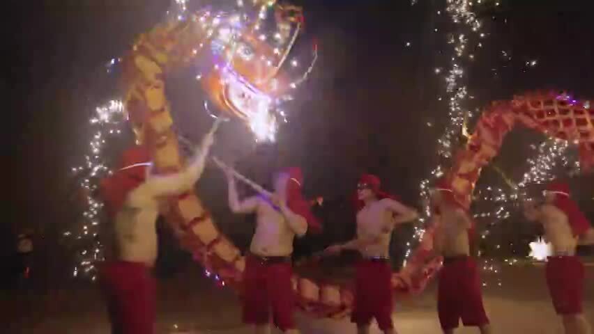 舞龙打铁花民俗表演