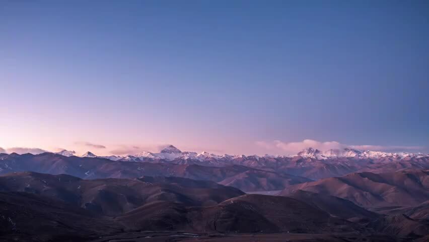 珠穆朗玛峰日照金山