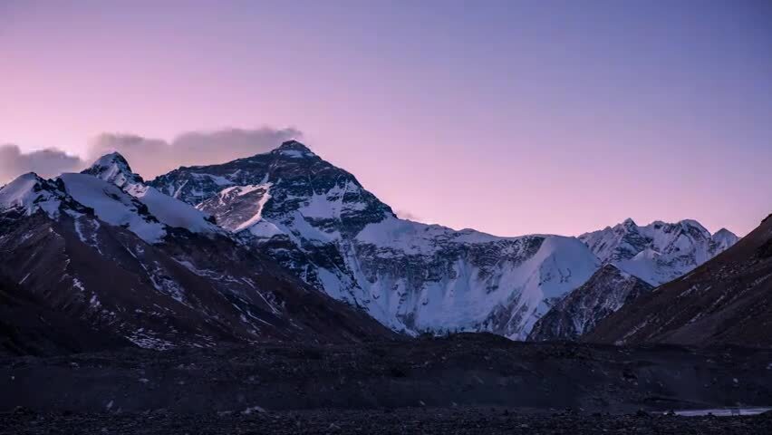 珠穆朗玛峰日照金山