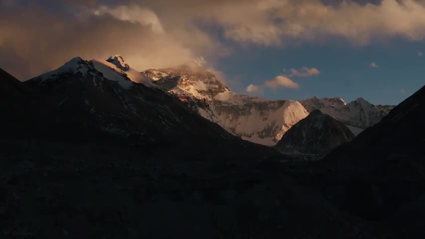 珠穆朗玛峰日照金山
