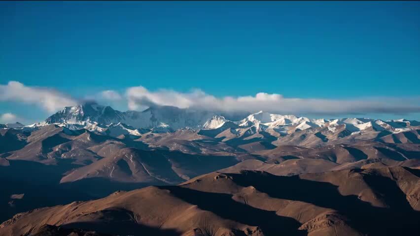 晴朗天气下珠穆朗玛峰