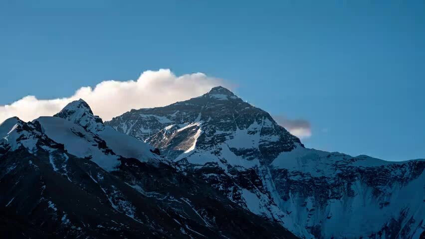 晴朗天气下珠穆朗玛峰