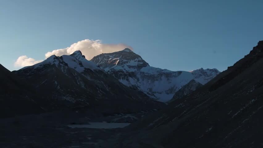 晴朗天气下珠穆朗玛峰