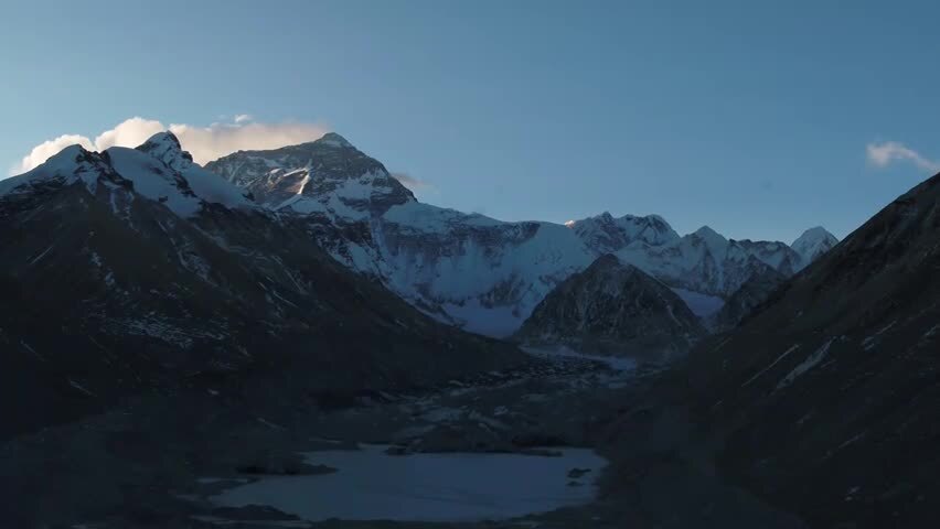 晴朗天气下珠穆朗玛峰
