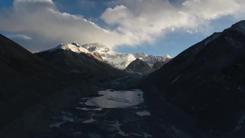 晴朗天气下珠穆朗玛峰