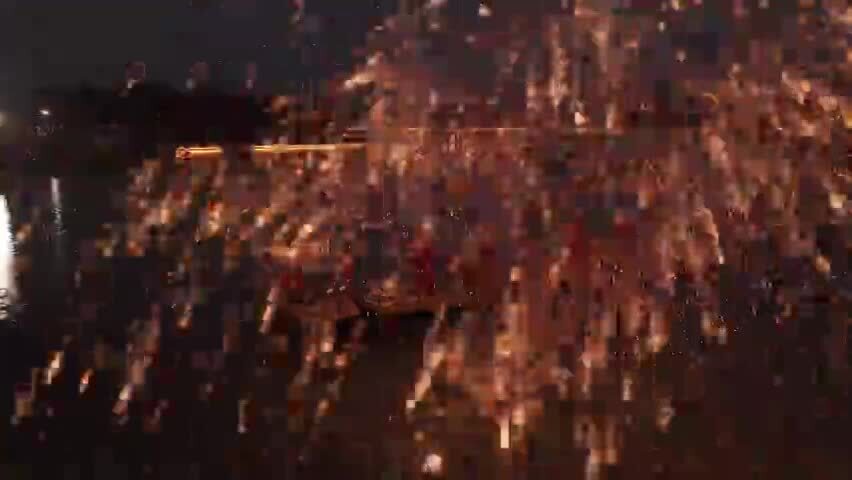 洛阳隋唐城春节水上打铁花表演