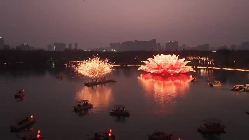 洛阳隋唐城春节水上打铁花表演