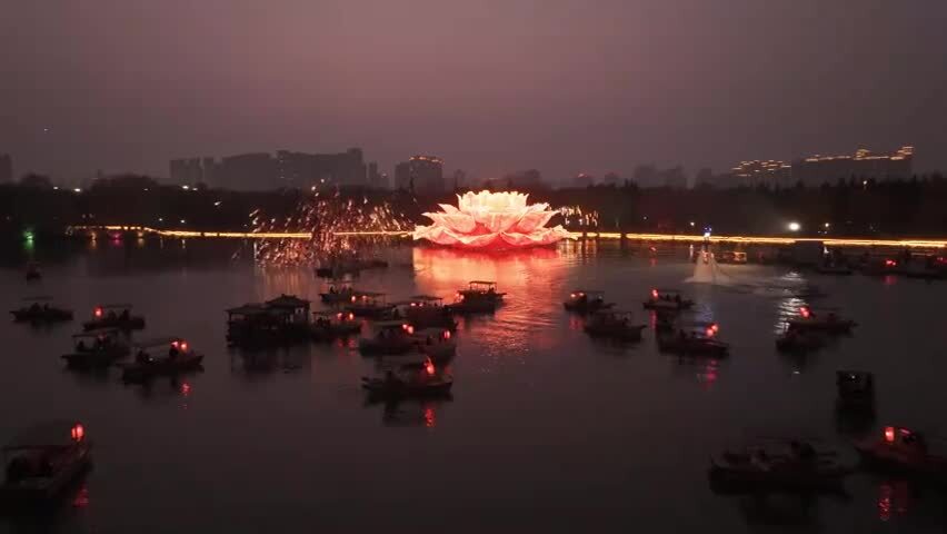 洛阳隋唐城春节水上打铁花表演