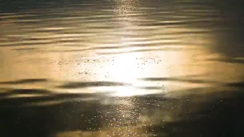 海南陵水早晨日出水面满画幅金色光影