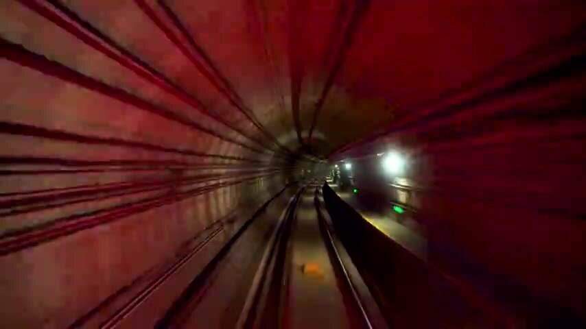 快速行驶的地铁列车穿梭在地铁隧道内犹如时空穿越