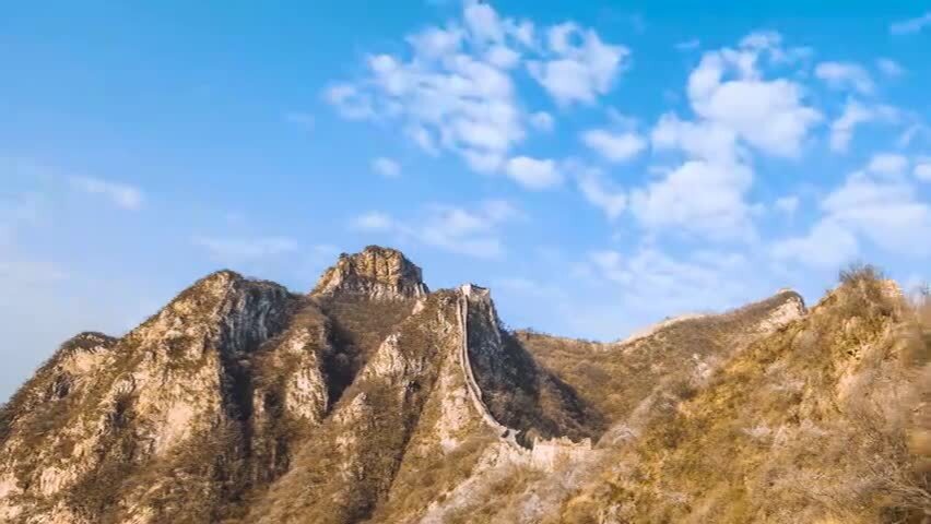 北京春天蓝天白云下长城与开放的山桃花延时