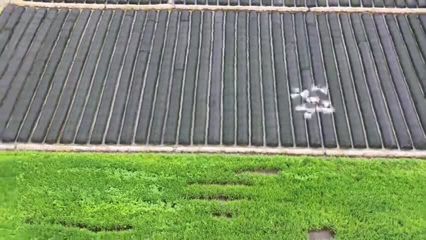 农业科技化无人机喷洒农药