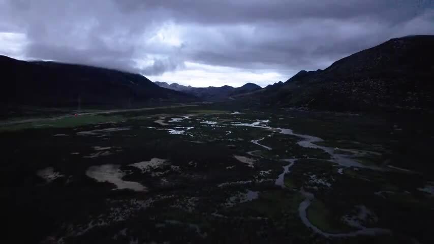 4K航拍蓝调时刻穿越理塘格聂铁匠山