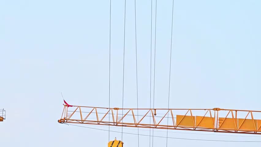 建筑工地施工塔吊工程吊车架子起重机旋转