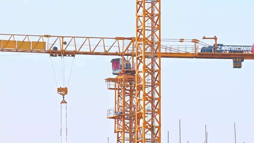建筑工地施工塔吊工程吊车架子起重机旋转