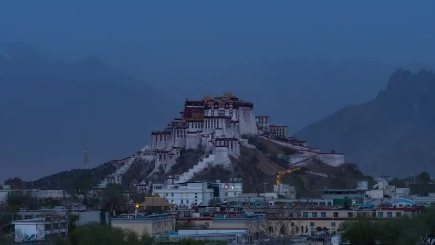 西藏拉萨布达拉宫地标宫殿晨雾日出延时