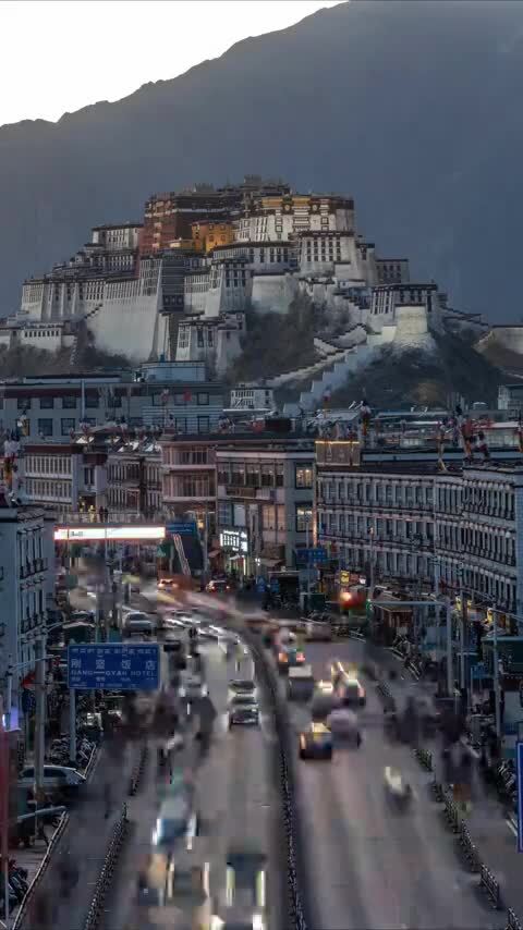 西藏拉萨布达拉宫地标宫殿日落灯光车流延时