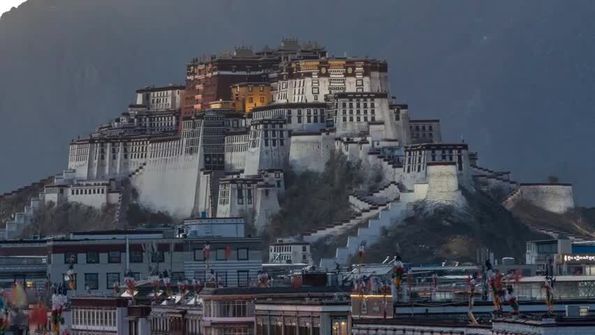 西藏拉萨布达拉宫地标宫殿日落灯光车流延时