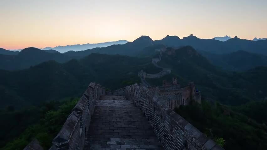 中国万里长城日出光照大地