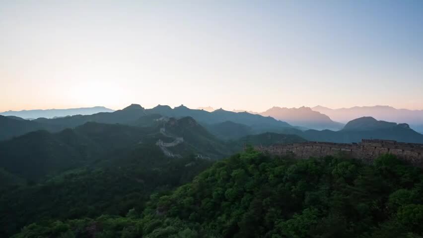 中国万里长城日出光照大地