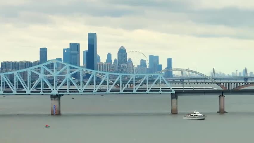 高铁穿梭而过南昌城