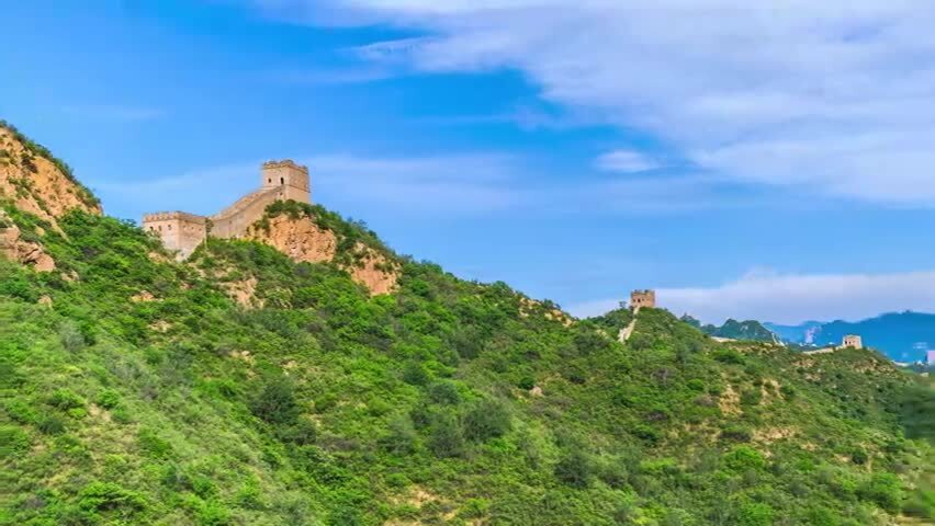 中国金山岭长城夏季蓝天白云阳光大气磅礴