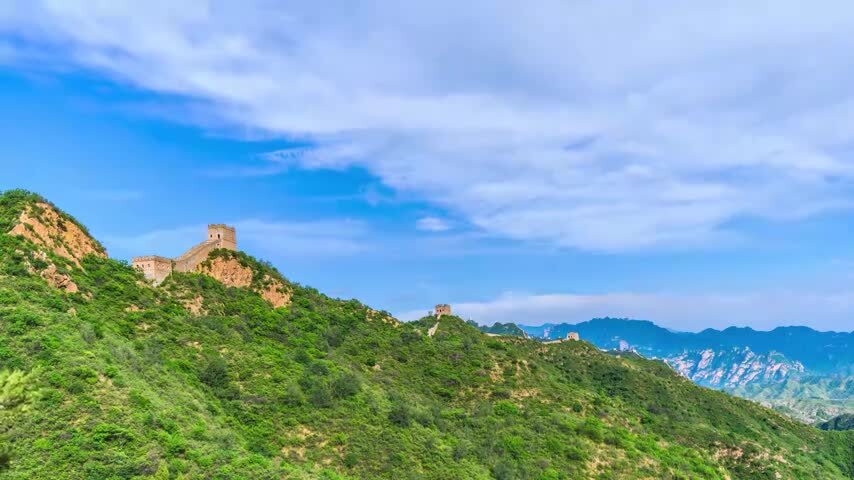 中国金山岭长城夏季蓝天白云阳光大气磅礴