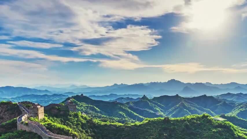 中国金山岭长城夏季蓝天白云阳光大气磅礴