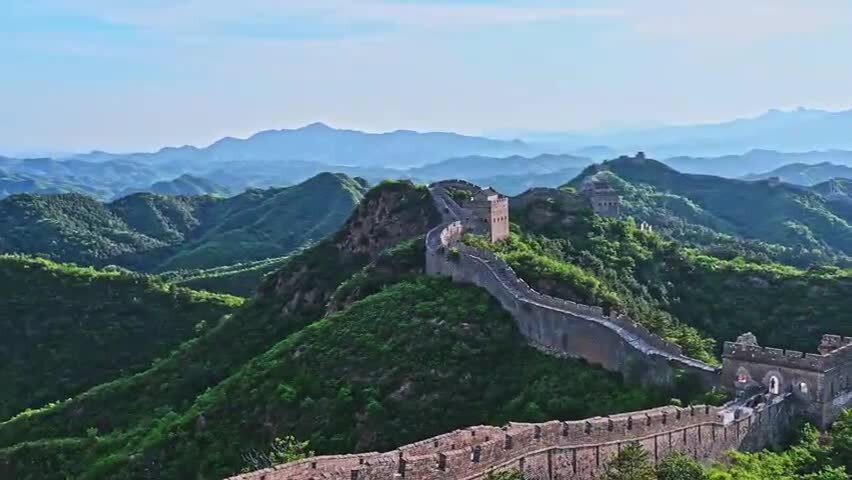 中国金山岭长城夏季蓝天白云阳光大气磅礴