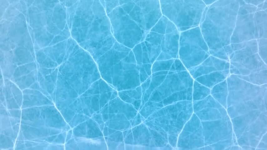 航拍结冰的湖面