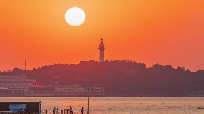 山东省烟台市芝罘区烟台山灯塔悬日日落城市建筑风光延时视频