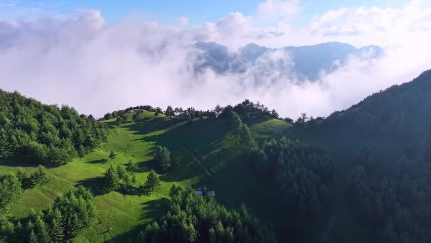 航拍云雾缭绕的高山草原