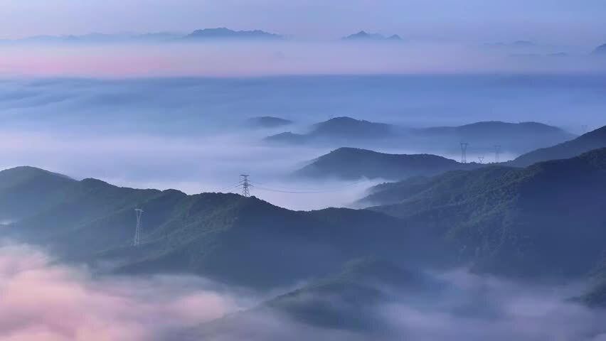 辽宁鞍山大山里的国家电网云海