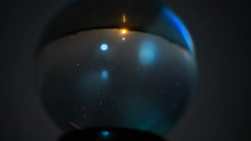 内蒙古赤峰市拍摄的水晶球内的金星伴月