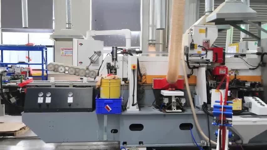 大型工厂内部自动化流水线作业布局场景